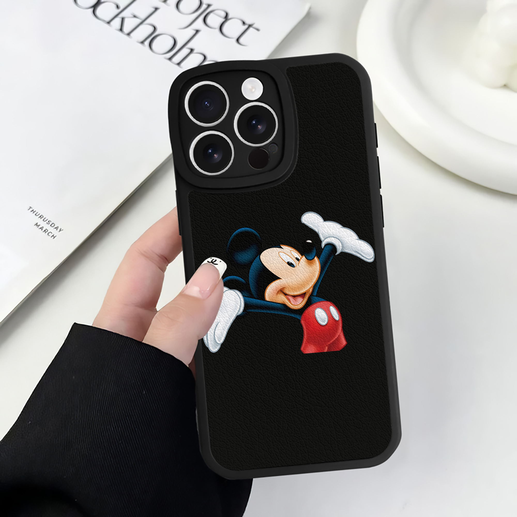 （画像用） ミッキーマウス Mickey Mouse 【iPhone 16シリーズ対応】シリコンスマホケース（レザー調） 材質：シリコン
